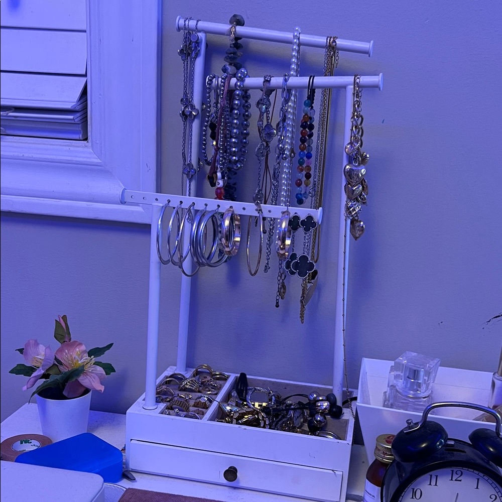 White Jewelry Organizer Stand